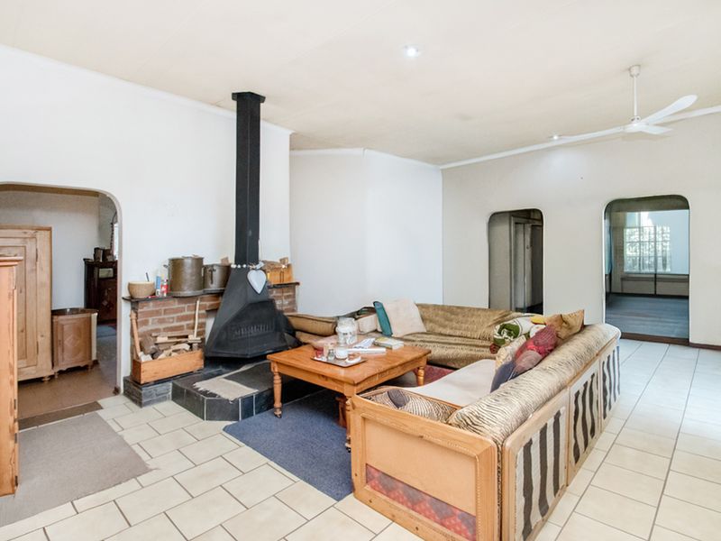 Spacious 4-Bedroom Family Home with Cottage in Secure Enclosure - Photo 6