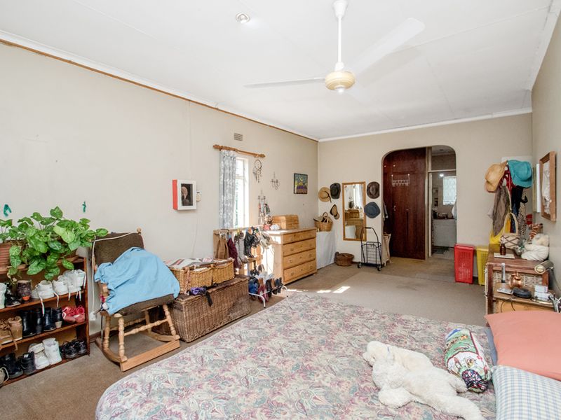 Spacious 4-Bedroom Family Home with Cottage in Secure Enclosure - Photo 9