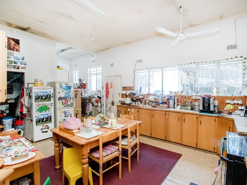 Spacious 4-Bedroom Family Home with Cottage in Secure Enclosure - Photo 7