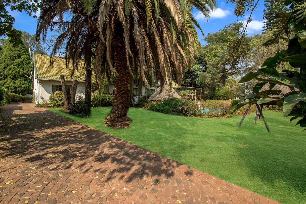 Spacious 4-Bedroom Family Home with Cottage in Secure Enclosure - Photo 3