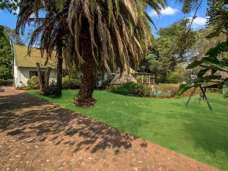 Spacious 4-Bedroom Family Home with Cottage in Secure Enclosure - Photo 3