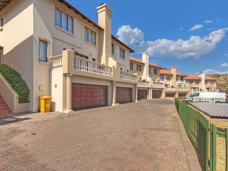 Stunning Duplex Custer for sale in Winchester Hills With Double Garage - Photo 2