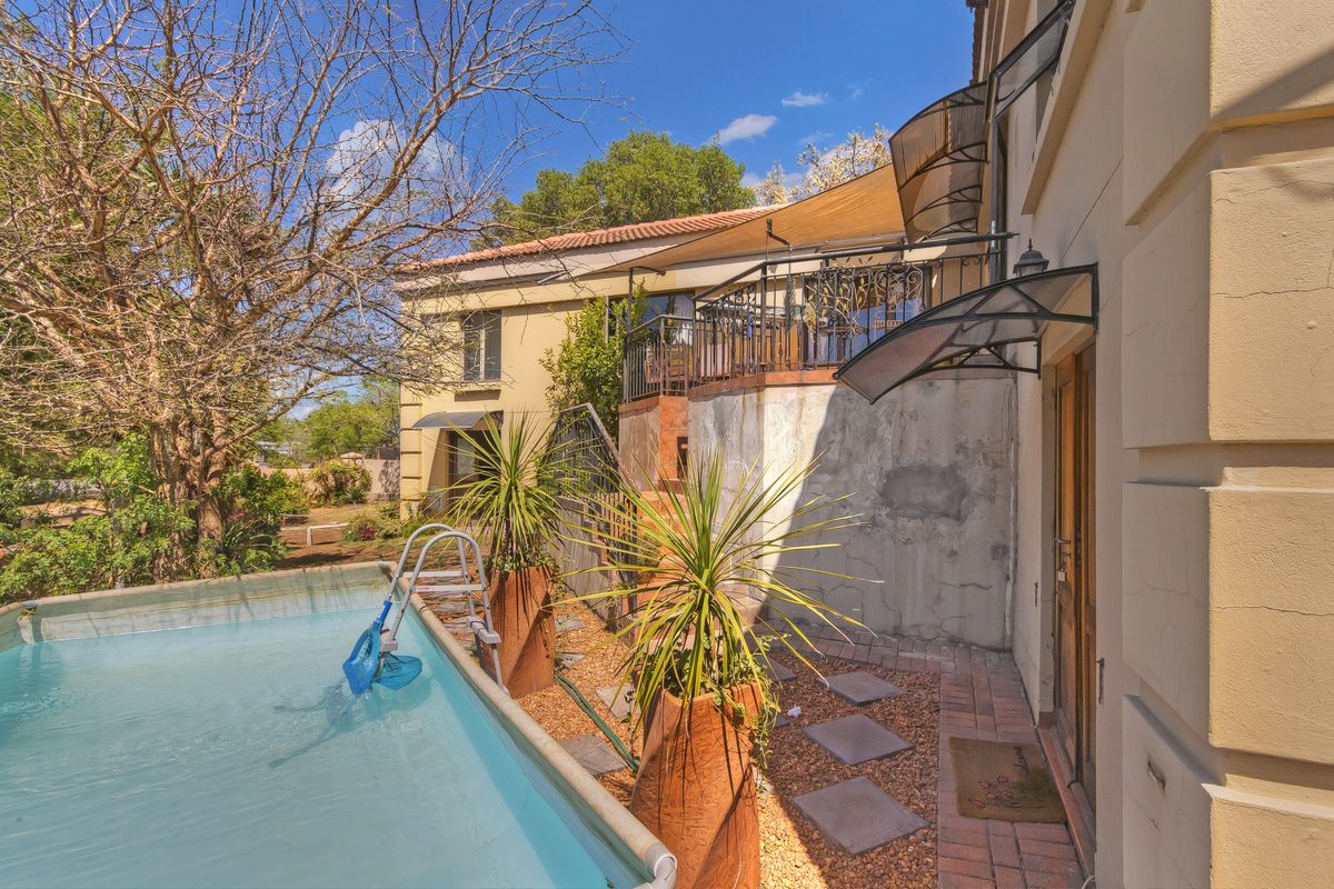 Magnificent House on Mondeor Hills - Photo 4