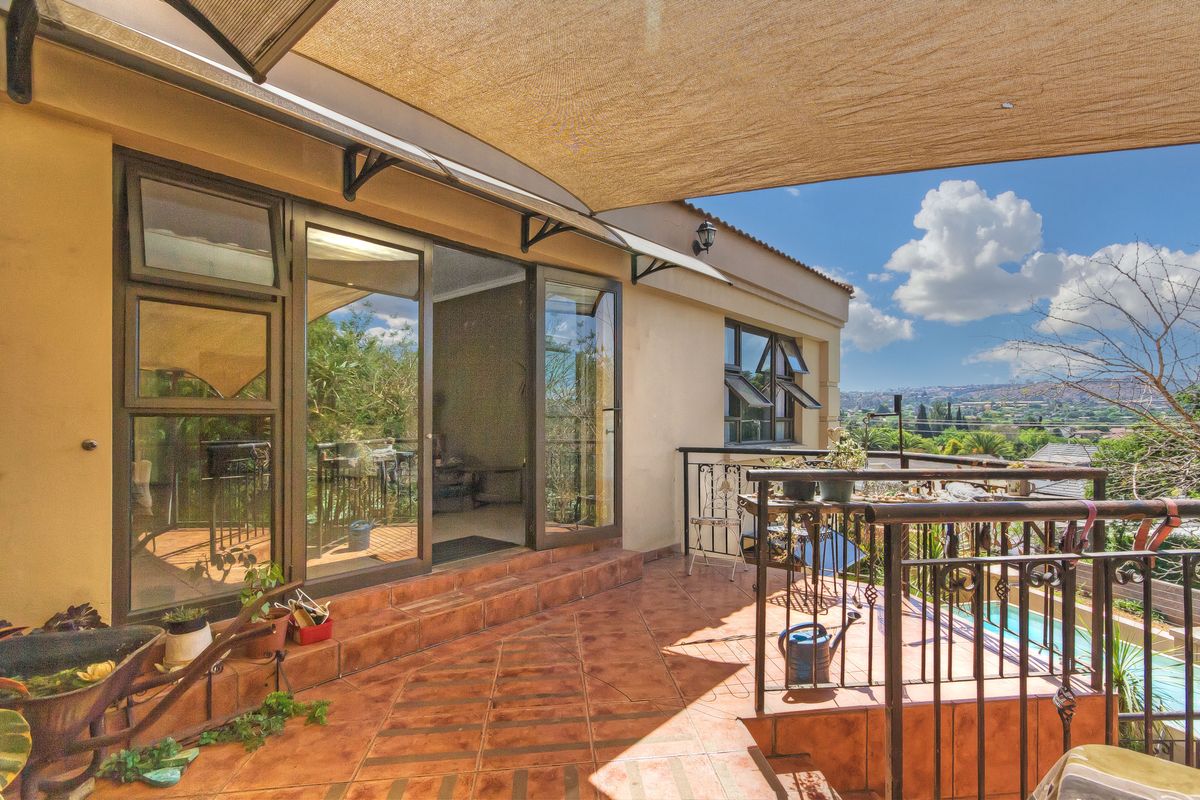 Magnificent House on Mondeor Hills - Photo 3