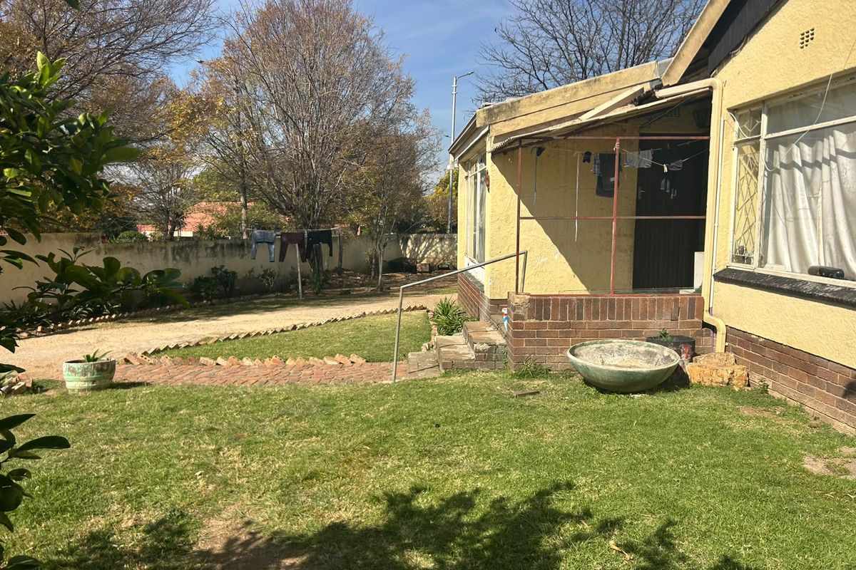This is the “right position, right price” type of property. Solid traditional home on a corner stand - Photo 4