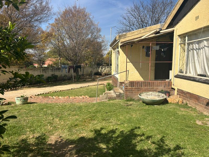 This is the “right position, right price” type of property. Solid traditional home on a corner stand - Photo 4