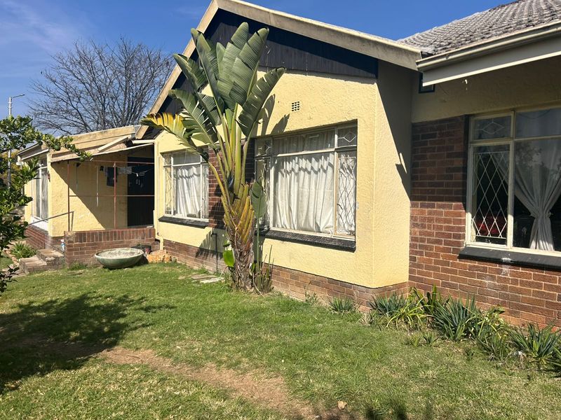 This is the “right position, right price” type of property. Solid traditional home on a corner stand - Photo 6