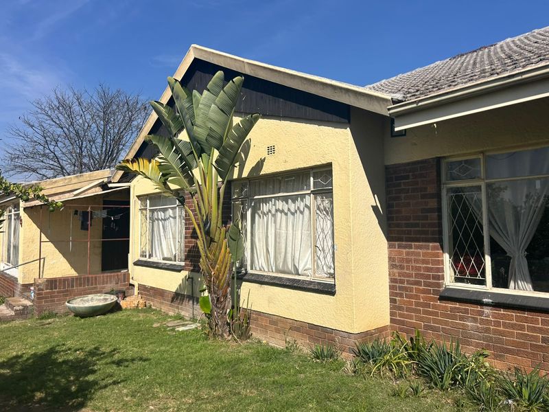 This is the “right position, right price” type of property. Solid traditional home on a corner stand - Photo 5