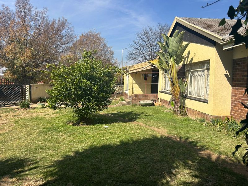 This is the “right position, right price” type of property. Solid traditional home on a corner stand - Photo 10