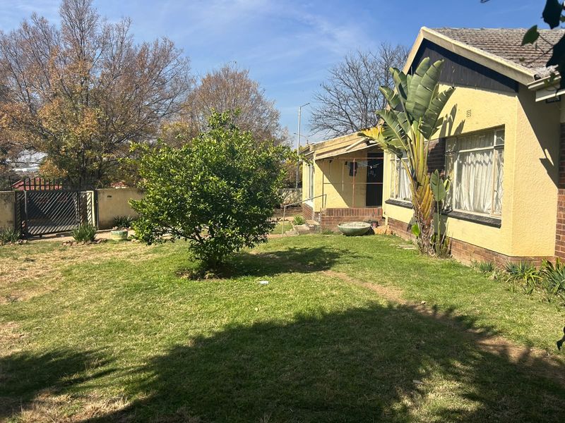 This is the “right position, right price” type of property. Solid traditional home on a corner stand - Photo 8