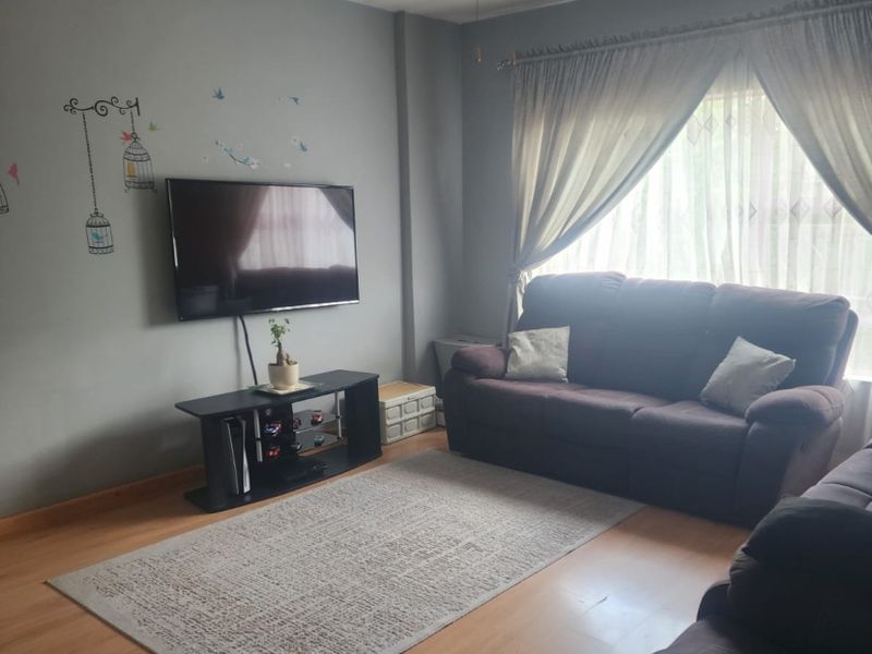 Lock-Up-and-Go Unit for Sale – Croydon, Kempton Park - Photo 3