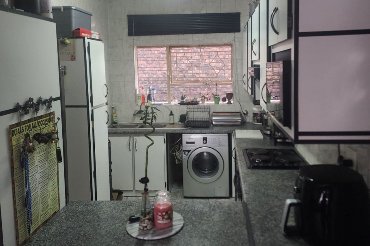 Lock-Up-and-Go Unit for Sale – Croydon, Kempton Park - Photo 2