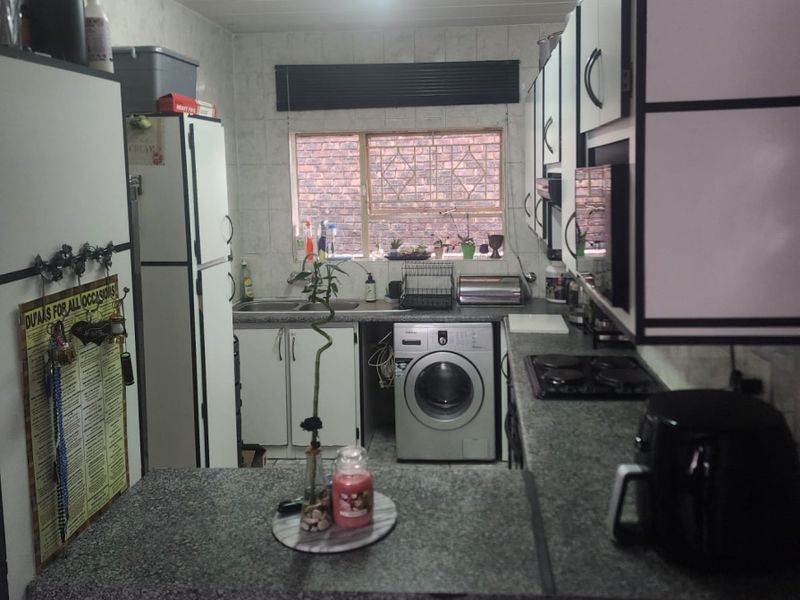 Lock-Up-and-Go Unit for Sale – Croydon, Kempton Park - Photo 2