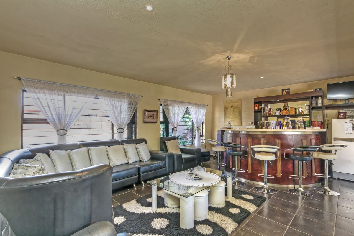 Luury Living Meets Entertainment! 5 Bed, 4 Bath, Family Home. - Photo 5