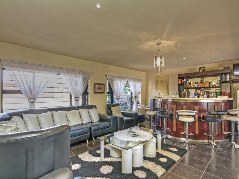 Luury Living Meets Entertainment! 5 Bed, 4 Bath, Family Home. - Photo 5