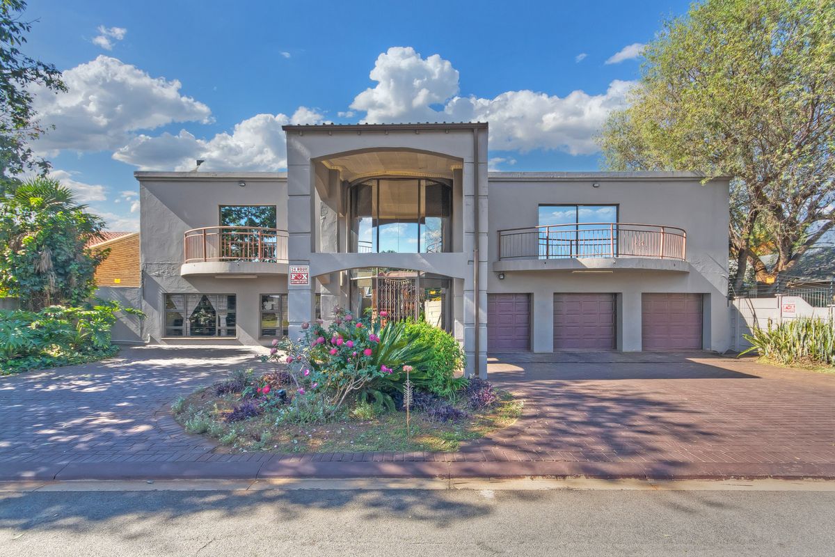 Luury Living Meets Entertainment! 5 Bed, 4 Bath, Family Home. - Photo 2