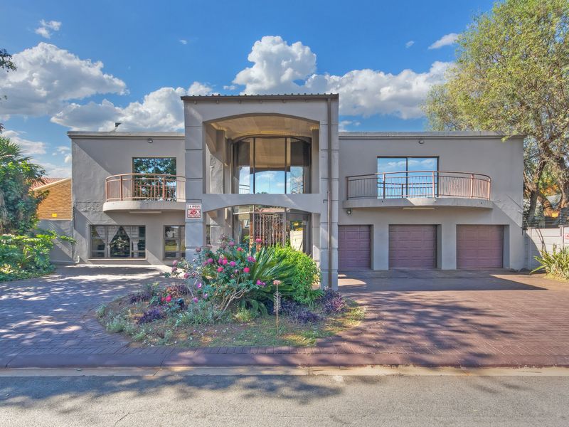 Luury Living Meets Entertainment! 5 Bed, 4 Bath, Family Home. - Photo 2