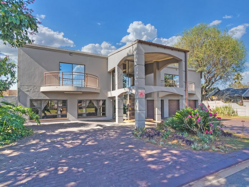 Luury Living Meets Entertainment! 5 Bed, 4 Bath, Family Home. - Photo 1