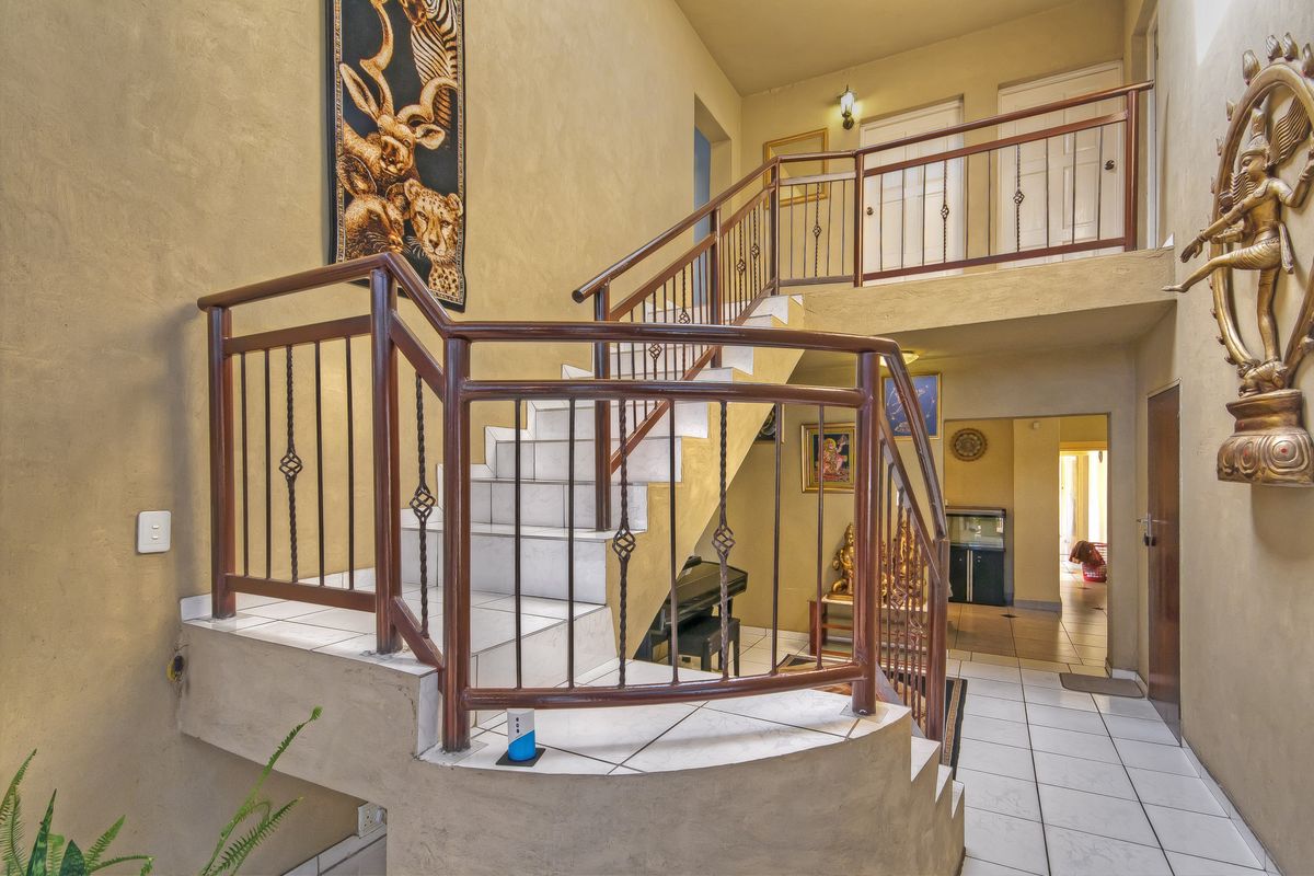 Luury Living Meets Entertainment! 5 Bed, 4 Bath, Family Home. - Photo 4