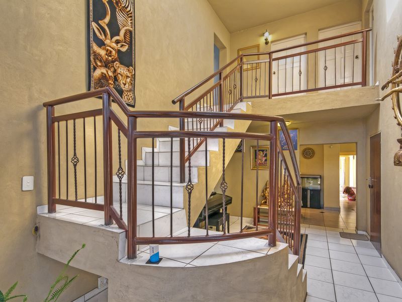 Luury Living Meets Entertainment! 5 Bed, 4 Bath, Family Home. - Photo 4