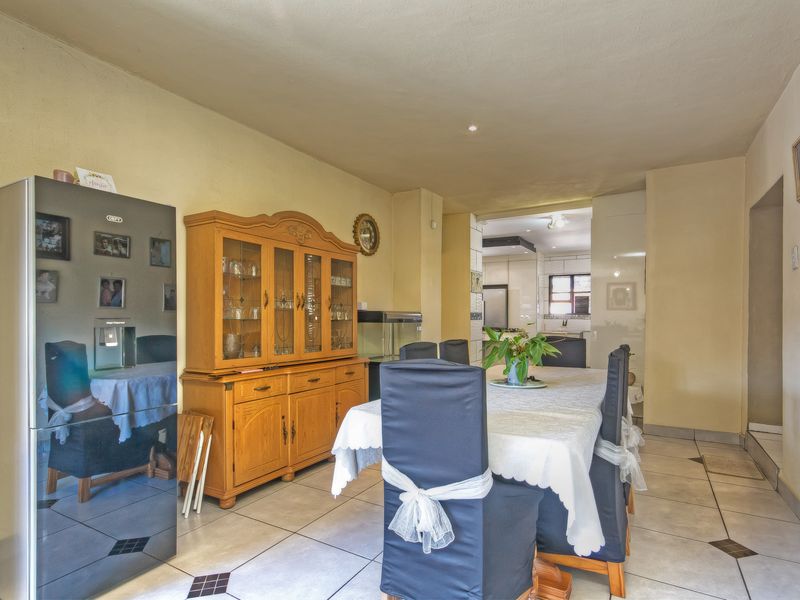 Luury Living Meets Entertainment! 5 Bed, 4 Bath, Family Home. - Photo 10