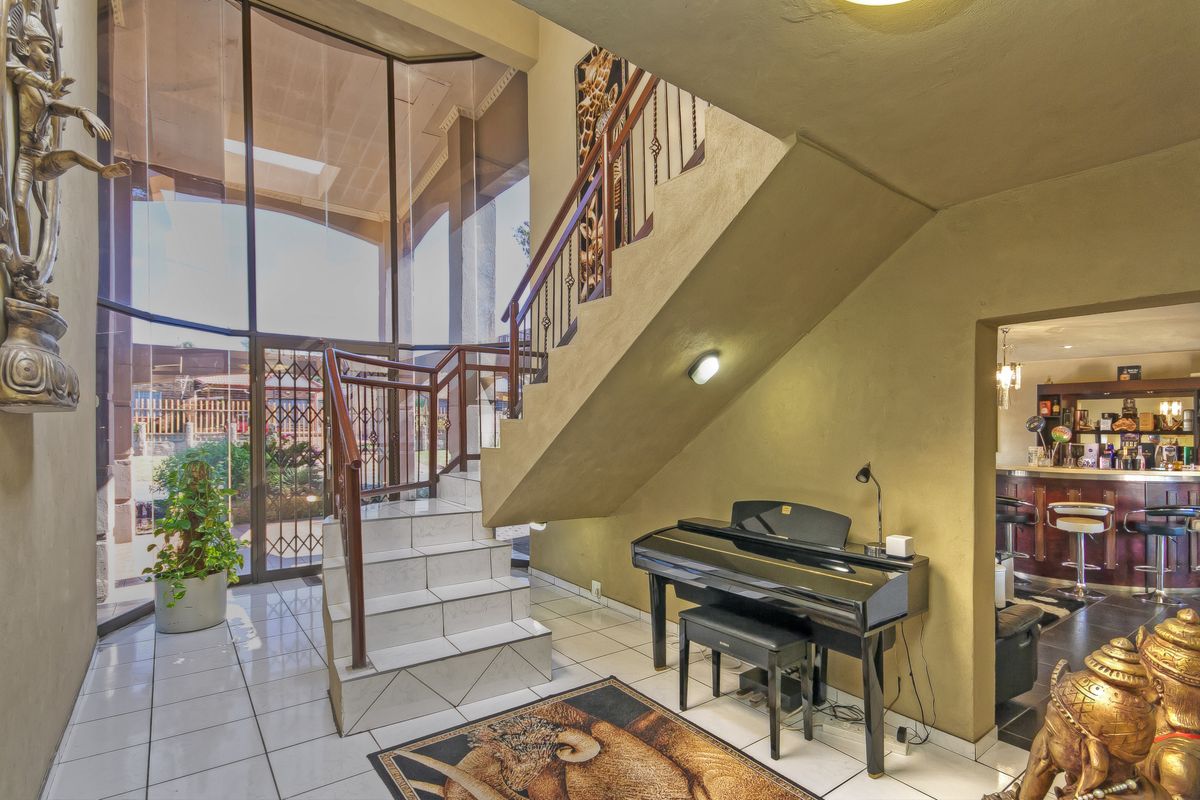Luury Living Meets Entertainment! 5 Bed, 4 Bath, Family Home. - Photo 3