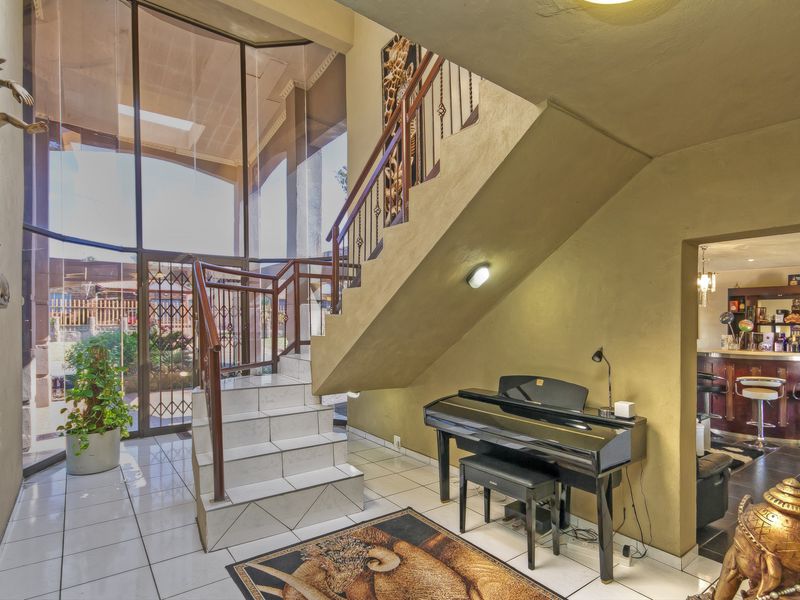 Luury Living Meets Entertainment! 5 Bed, 4 Bath, Family Home. - Photo 3