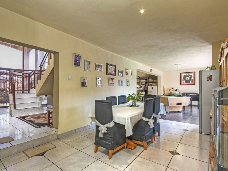 Luury Living Meets Entertainment! 5 Bed, 4 Bath, Family Home. - Photo 9