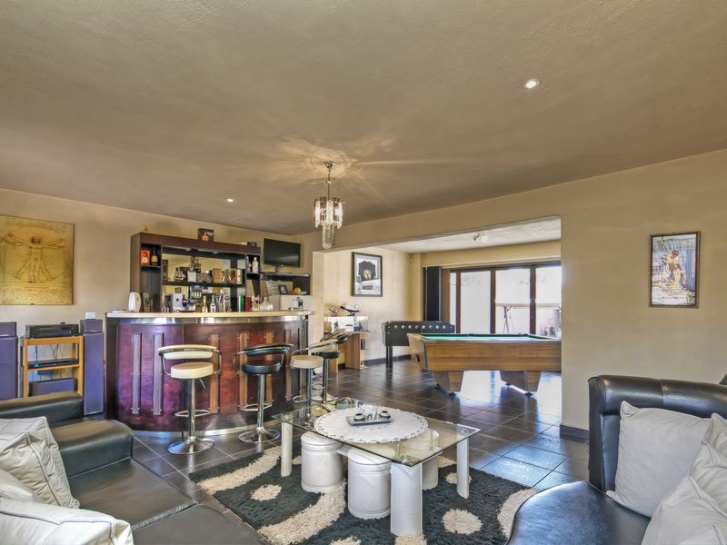 Luury Living Meets Entertainment! 5 Bed, 4 Bath, Family Home. - Photo 6