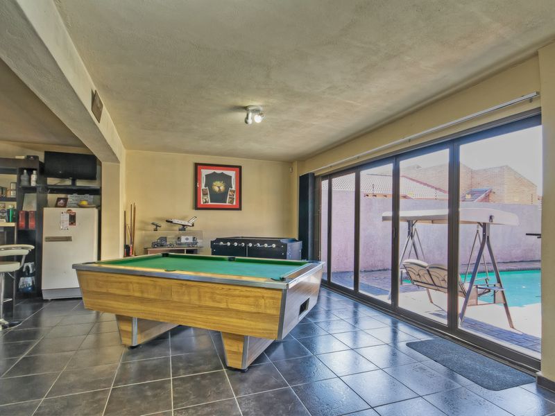 Luury Living Meets Entertainment! 5 Bed, 4 Bath, Family Home. - Photo 8