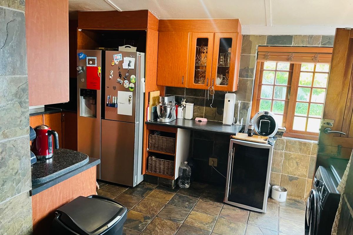 Lovely Family Home in a Semi Boomed area!!! - Photo 3