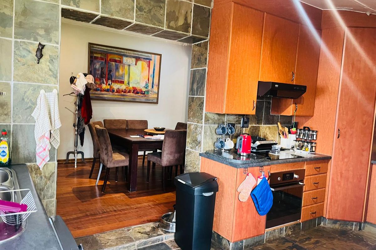 Lovely Family Home in a Semi Boomed area!!! - Photo 4