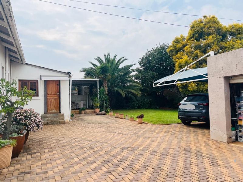 Lovely Family Home in a Semi Boomed area!!! - Photo 1