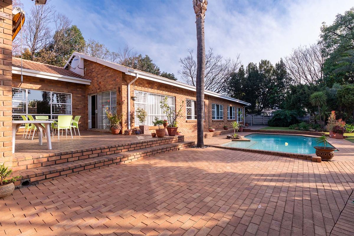 Face Brick Family Home within boomed area. solid, secure, and ready for family life. - Photo 3