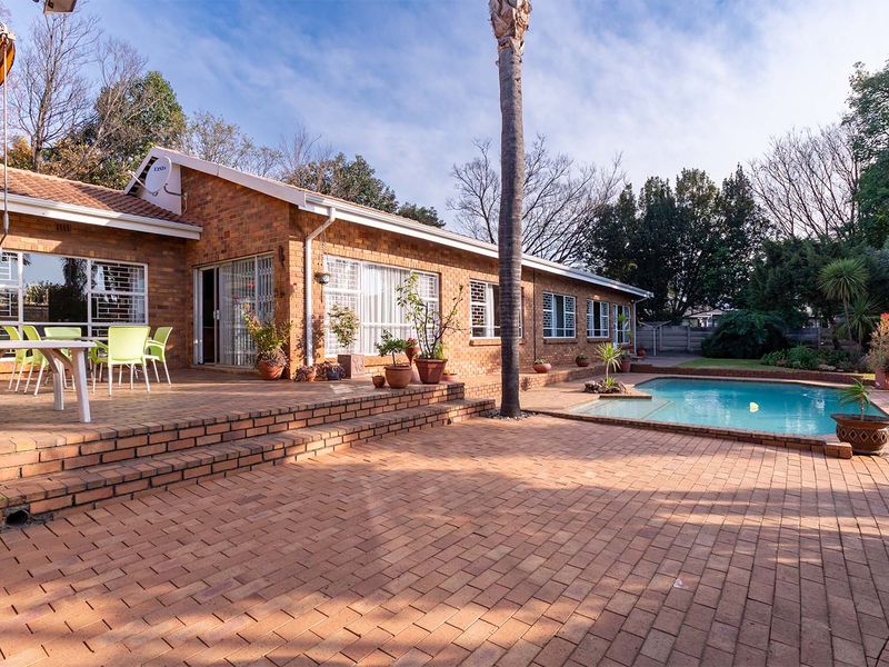 Face Brick Family Home within boomed area. solid, secure, and ready for family life. - Photo 3