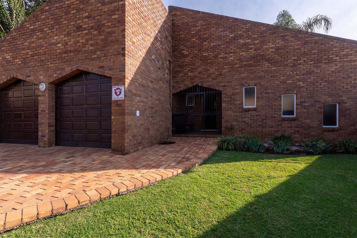 Face Brick Family Home within boomed area. solid, secure, and ready for family life. - Photo 4