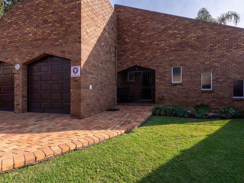 Face Brick Family Home within boomed area. solid, secure, and ready for family life. - Photo 4