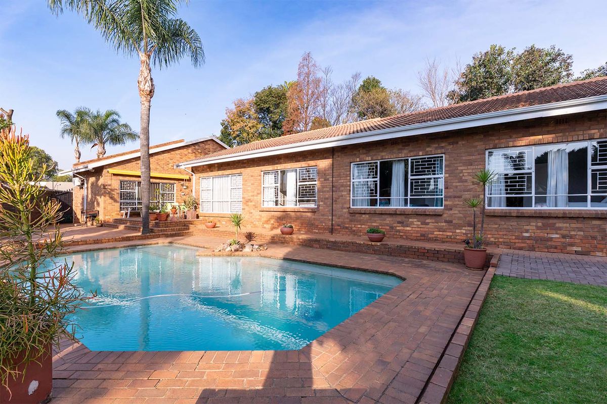 Face Brick Family Home within boomed area. solid, secure, and ready for family life. - Photo 2
