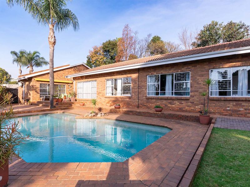 Face Brick Family Home within boomed area. solid, secure, and ready for family life. - Photo 2