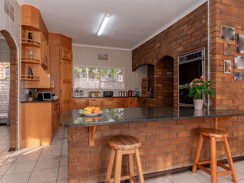 Face Brick Family Home within boomed area. solid, secure, and ready for family life. - Photo 2