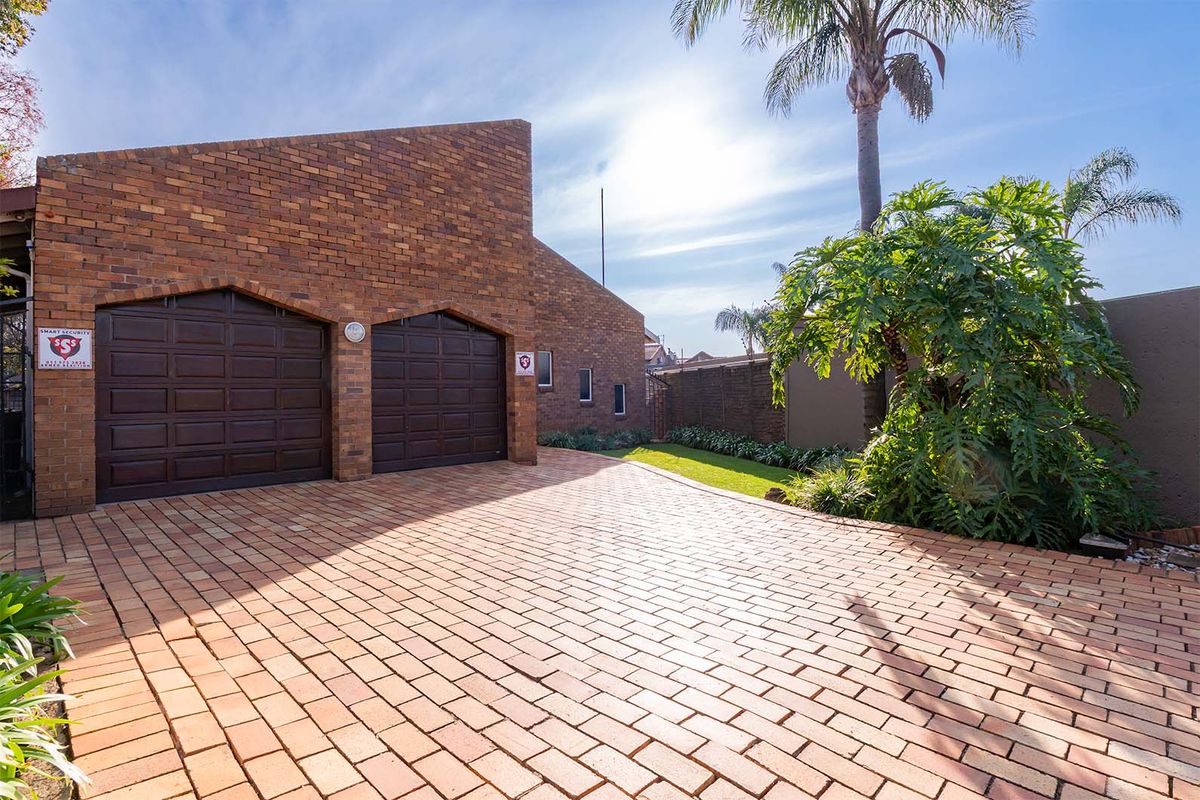 Face Brick Family Home within boomed area. solid, secure, and ready for family life. - Photo 5
