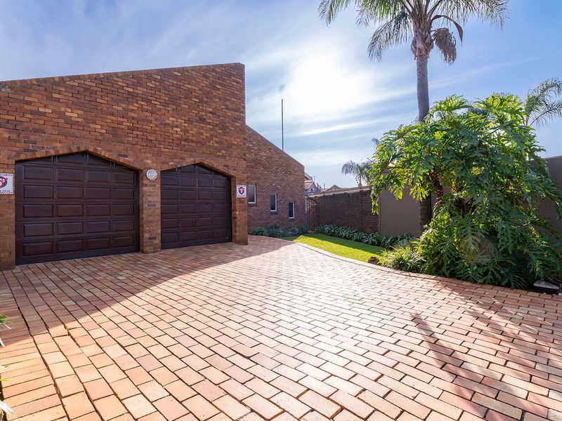 Face Brick Family Home within boomed area. solid, secure, and ready for family life. - Photo 5