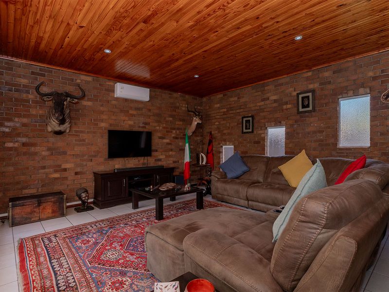 Face Brick Family Home within boomed area. solid, secure, and ready for family life. - Photo 9