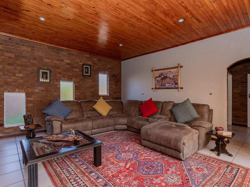 Face Brick Family Home within boomed area. solid, secure, and ready for family life. - Photo 10