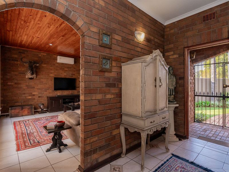 Face Brick Family Home within boomed area. solid, secure, and ready for family life. - Photo 8