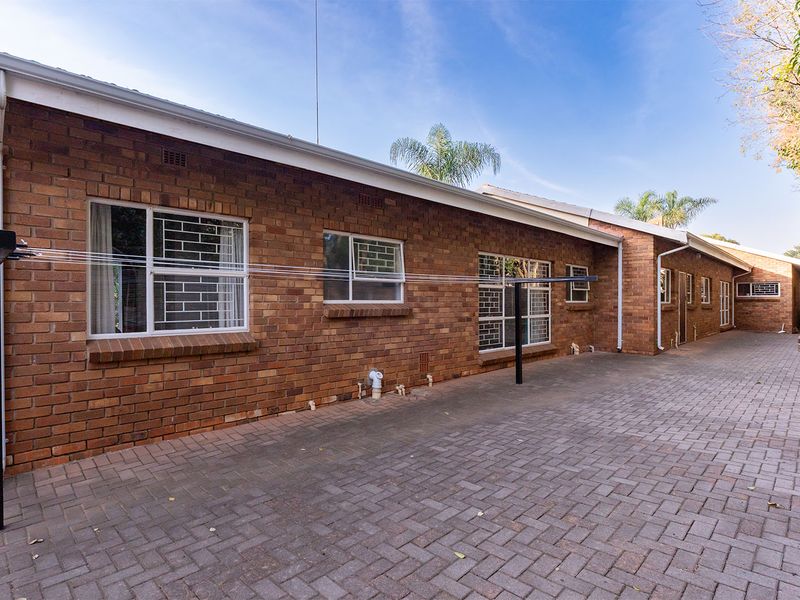 Face Brick Family Home within boomed area. solid, secure, and ready for family life. - Photo 7