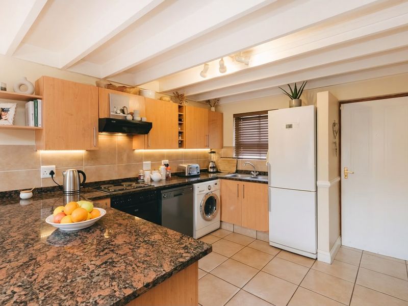 2 Bedroom Apartment in Morningside - Photo 6