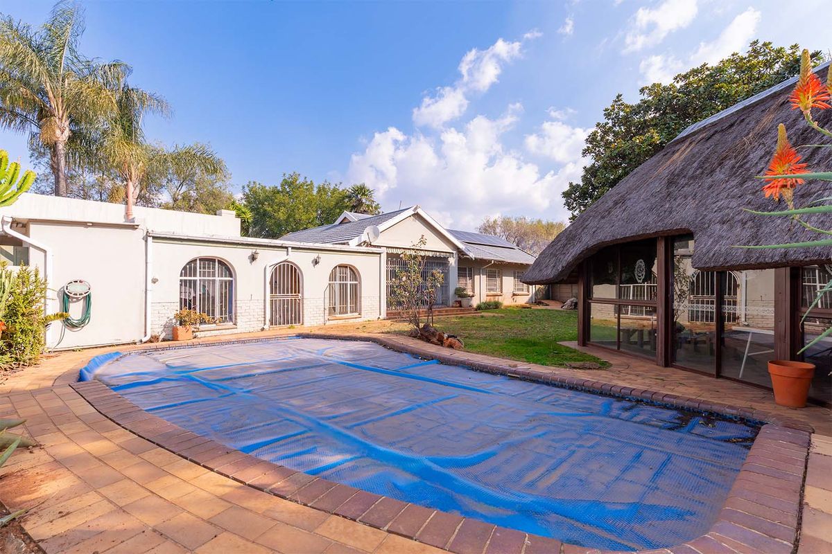 Spacious 4 Bed Family Home with Pool, Cottage & Lapa – Double Garage + Carport - Photo 4
