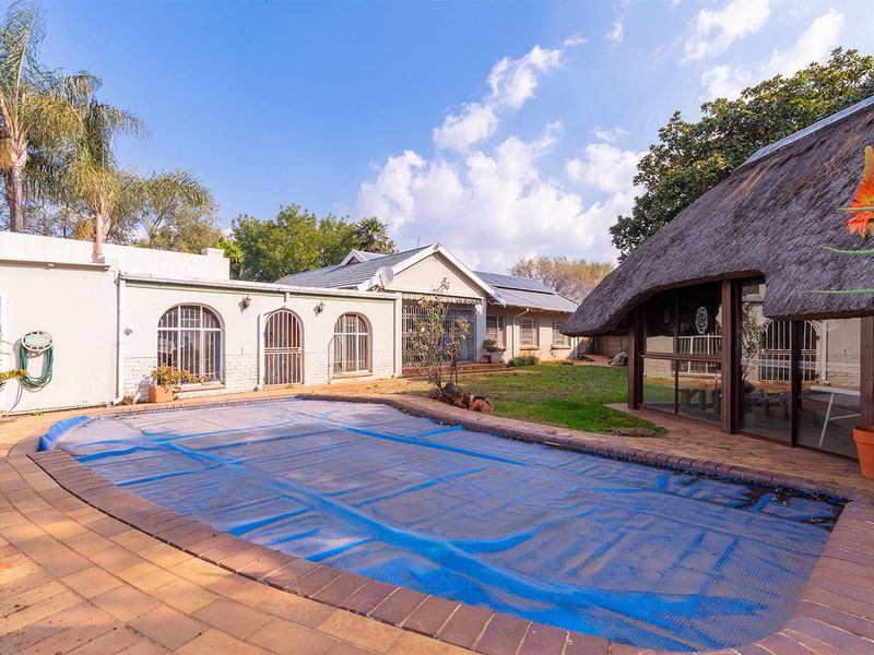 Spacious 4 Bed Family Home with Pool, Cottage & Lapa – Double Garage + Carport - Photo 4