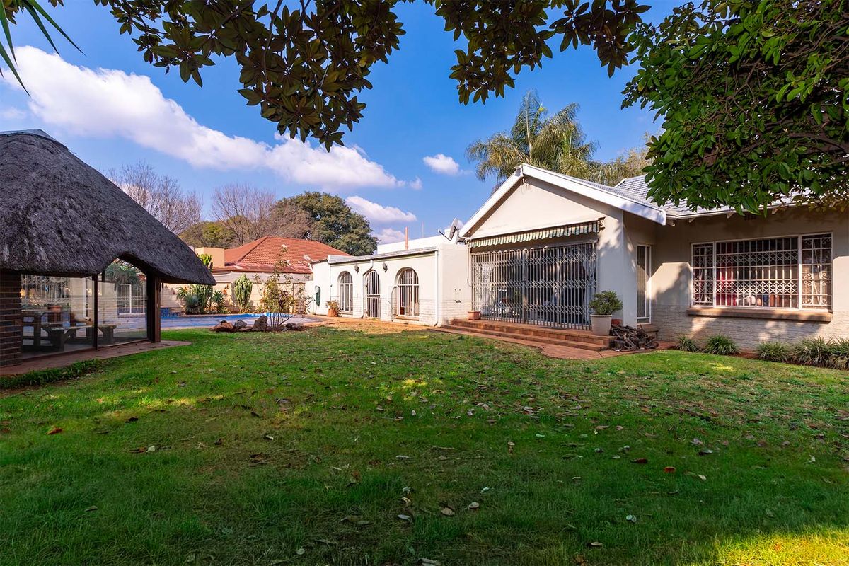 Spacious 4 Bed Family Home with Pool, Cottage & Lapa – Double Garage + Carport - Photo 3